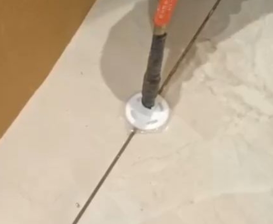 张北瓷砖空鼓维修公司专业解答瓷砖在铺贴过程中，如果没有涂抹均匀到位的粘结材料（如水泥砂浆或瓷砖胶），可能会导致以下问题