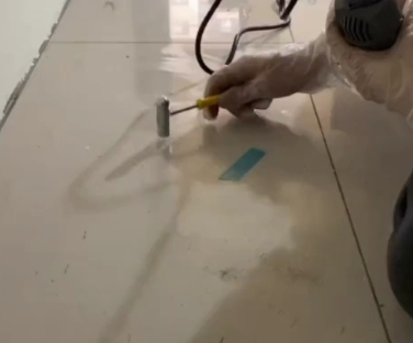 张北瓷砖开裂维修公司专业分享瓷砖在铺贴前如果没有沥干水分，将会导致以下问题